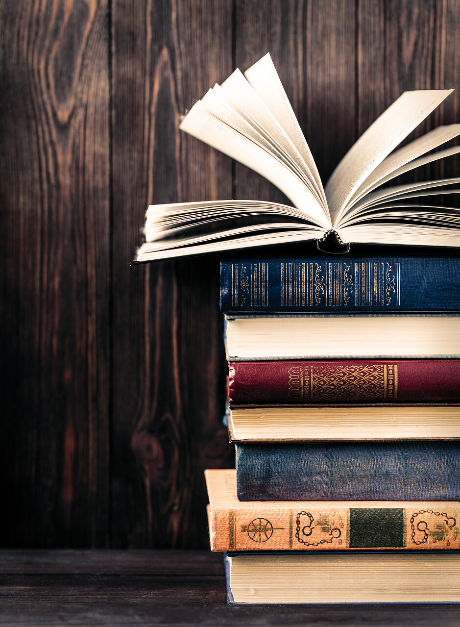 桌子上的书本学习提升读书分相会阅读世界读书日