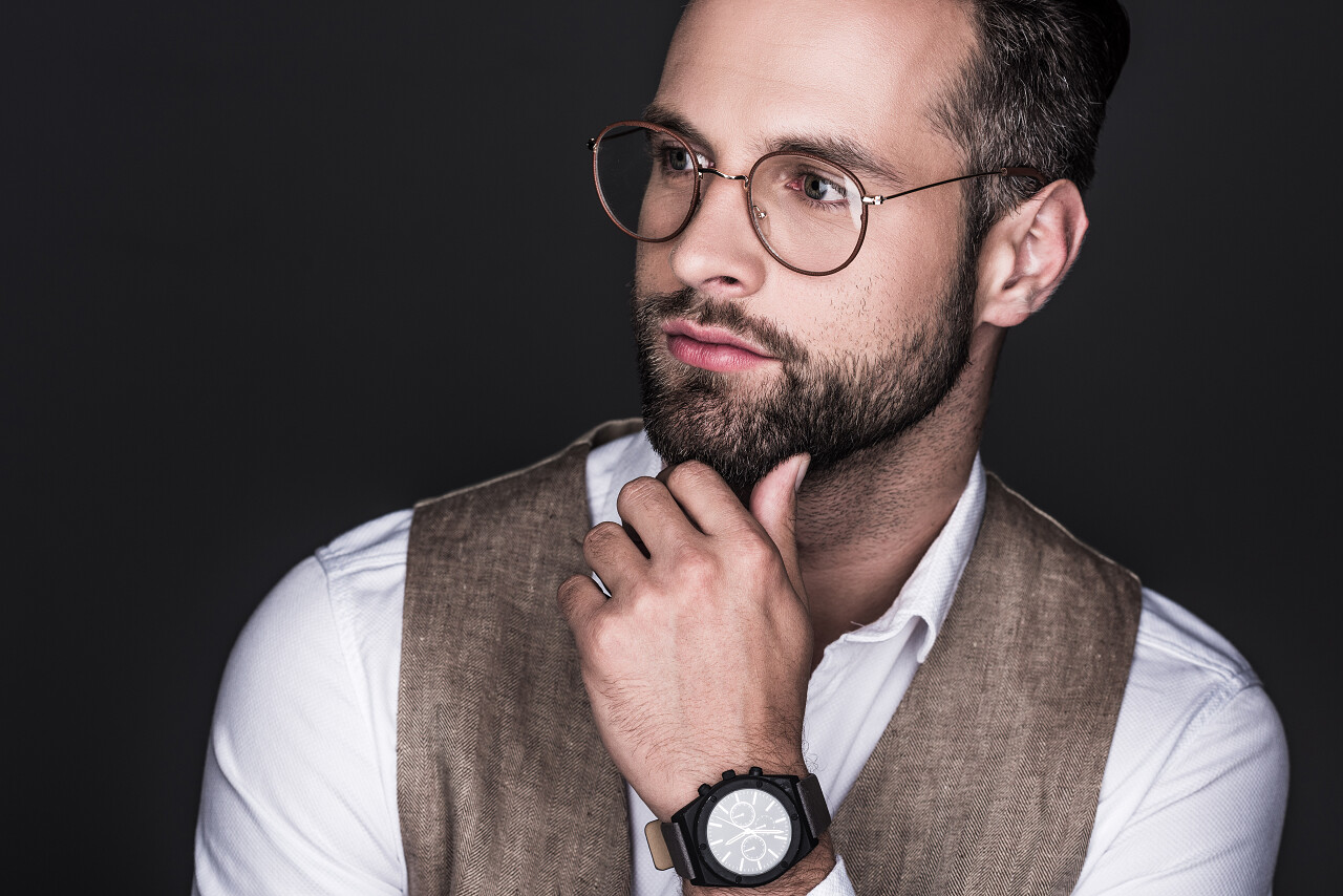 英俊的沉思的人