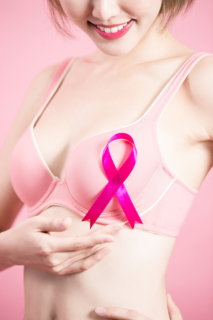 穿粉红色胸罩的女人