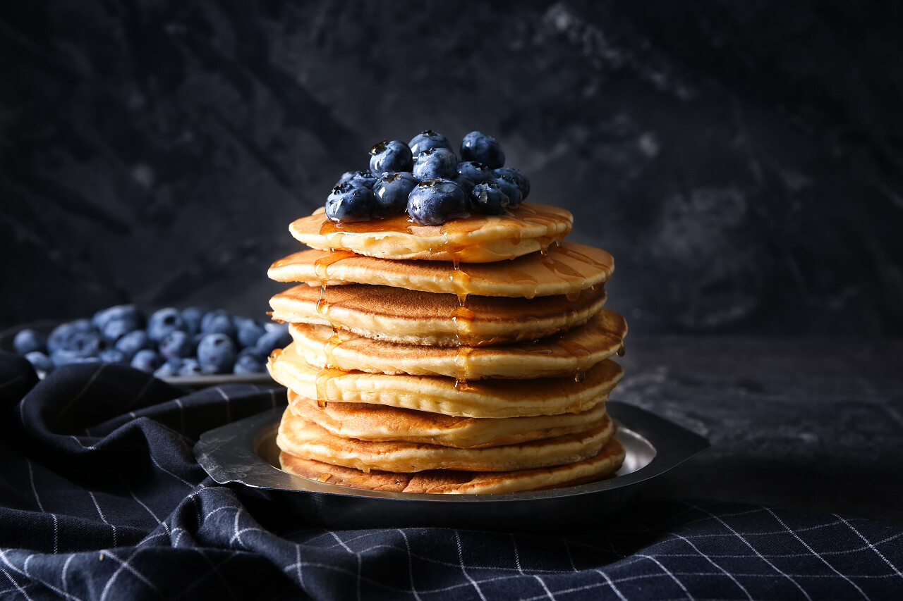 桌子上有美味的煎饼和蓝莓的盘子