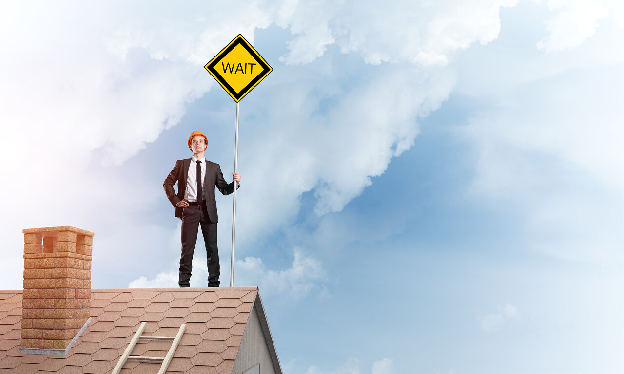 身穿西服头戴安全安全帽