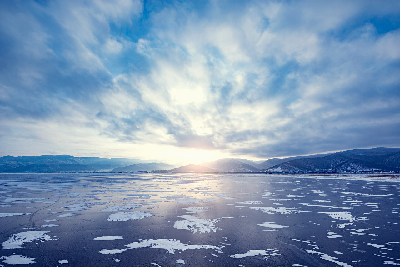 冰冻的湖面