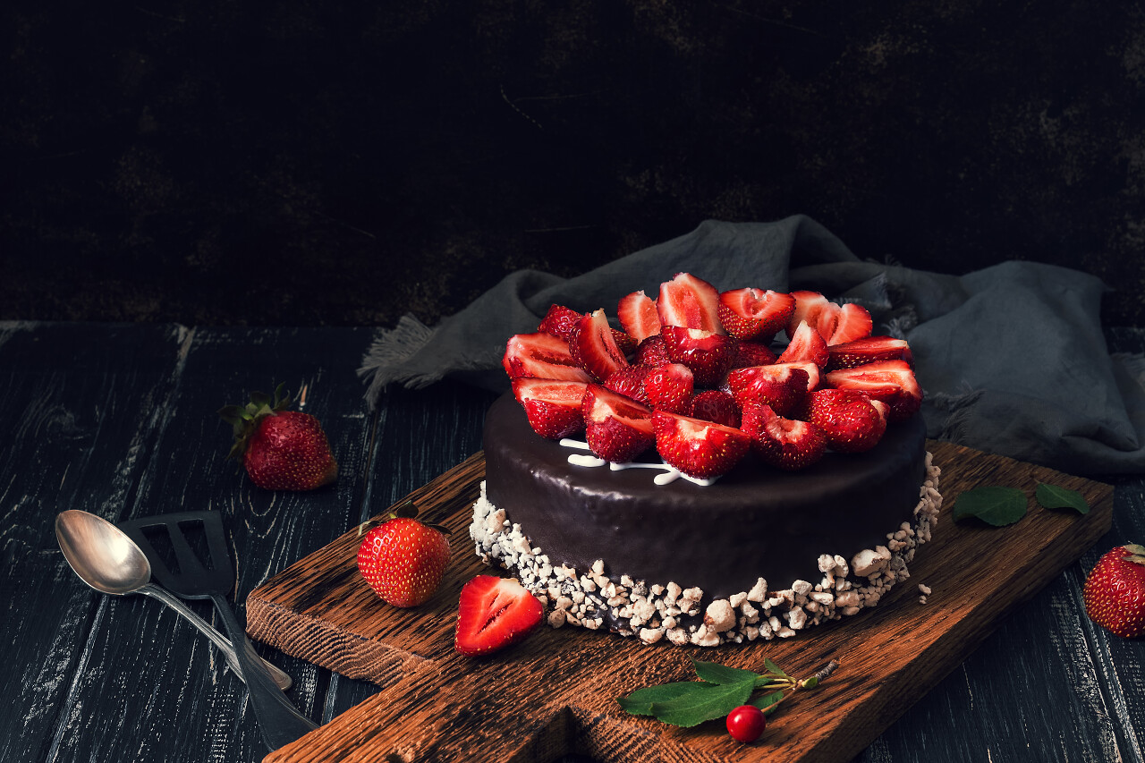 巧克力蛋糕与新鲜草莓