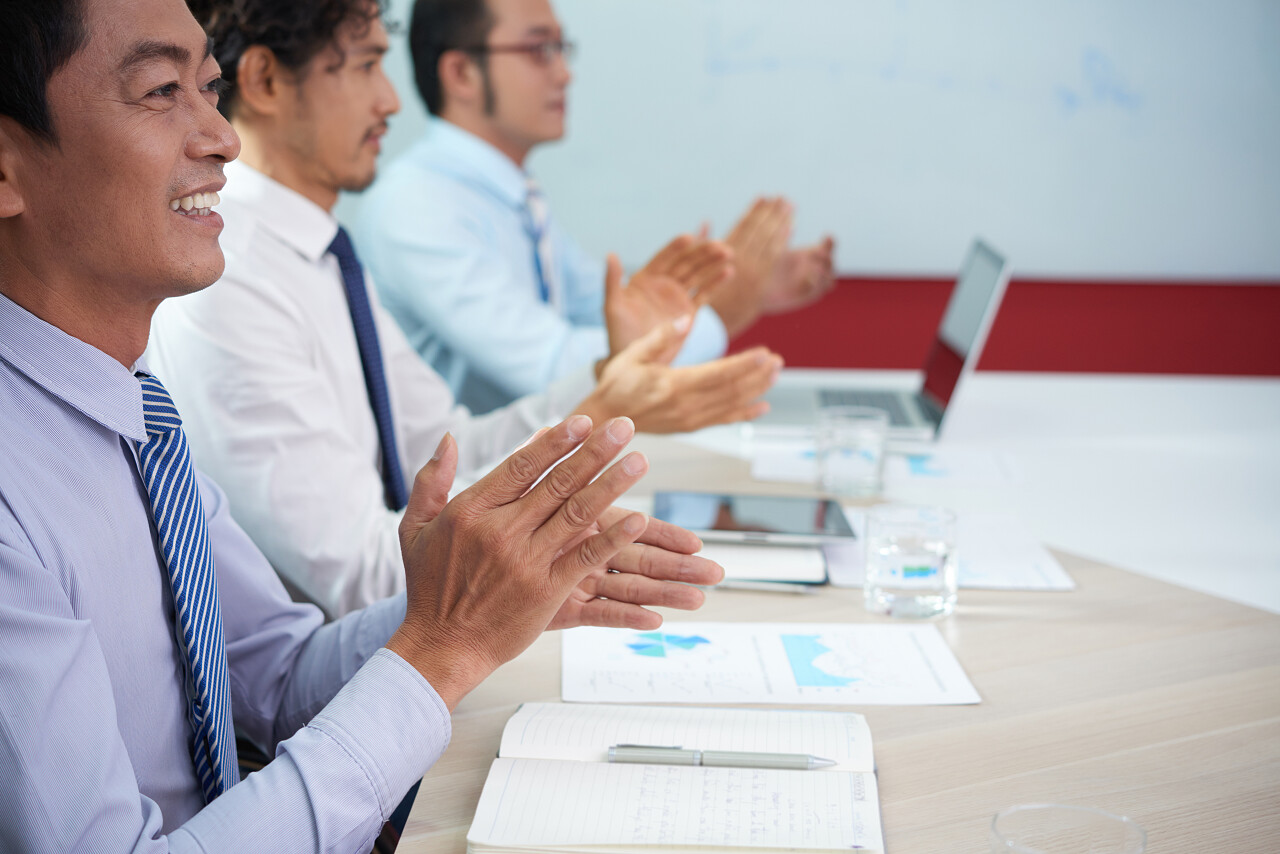 男子快乐鼓掌成功