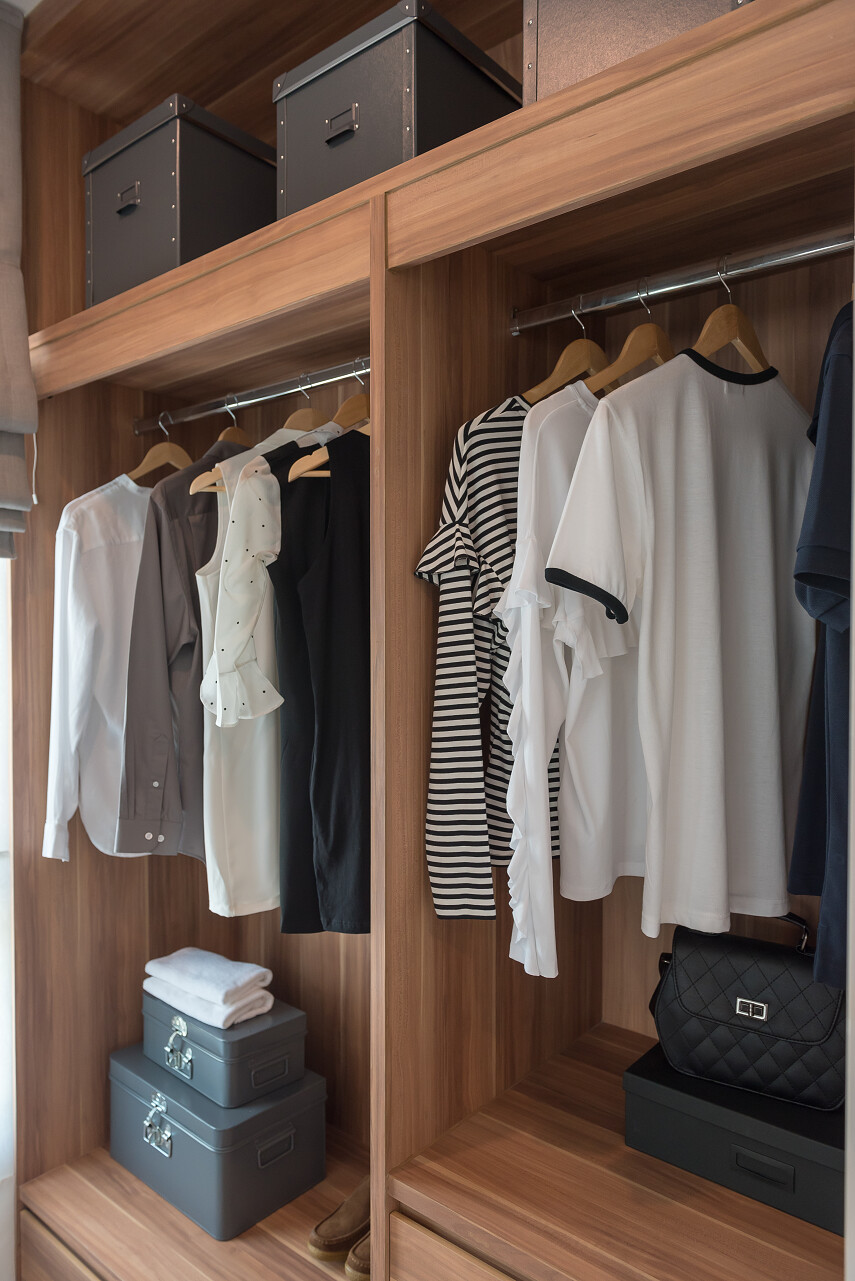 现代走在衣柜与衣服