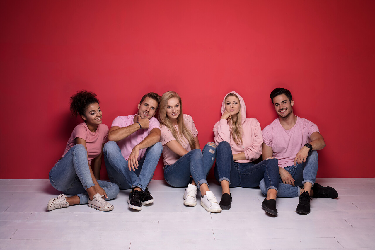 年轻多族裔有吸引力的人