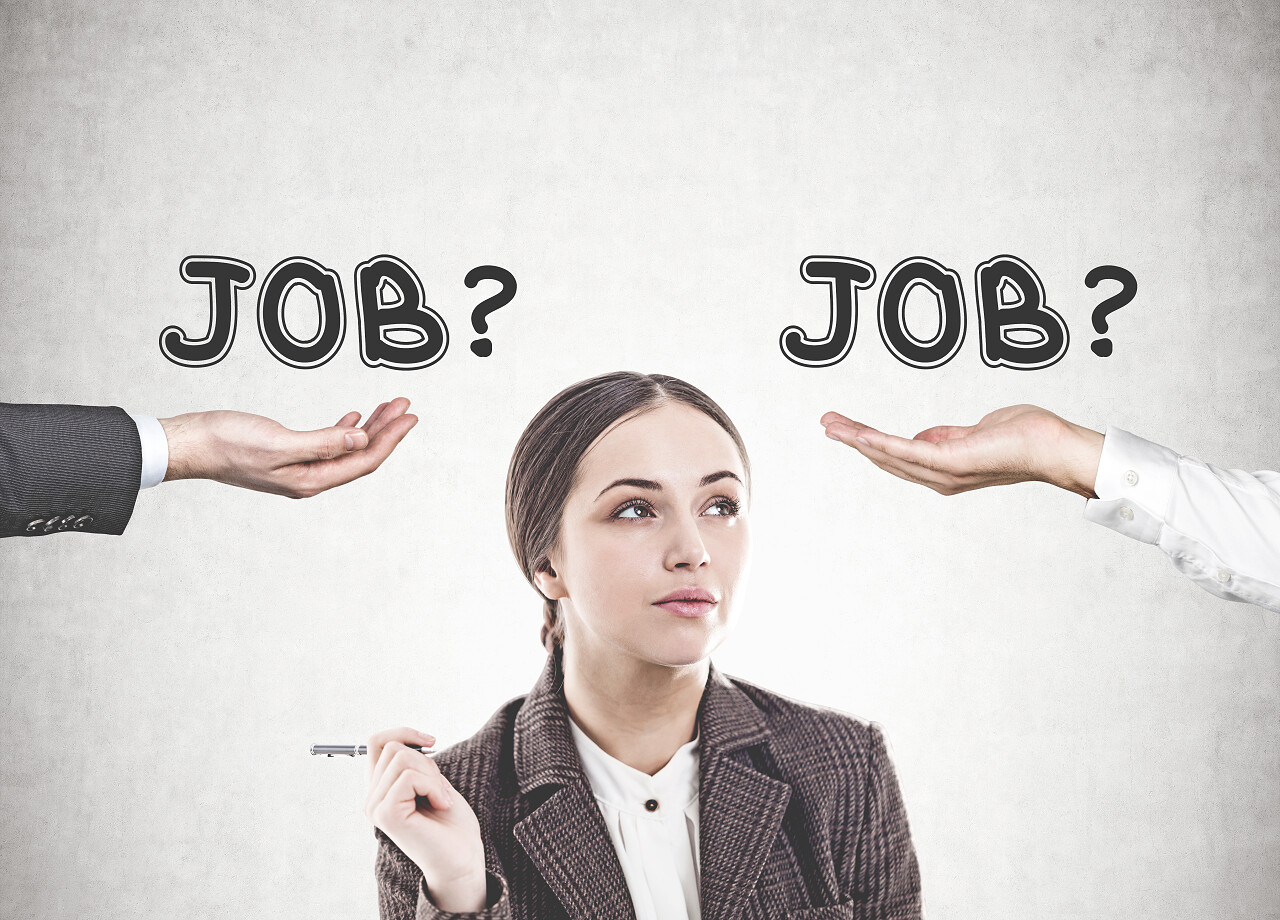 穿着棕色西装坐在水泥墙上选择困难症