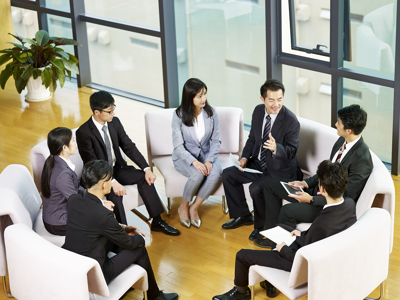 年中总结亚洲商界人士团队坐在一个圈子会议在办公室企业专业商务精英团队团队交流沟通会议商务男女商务沟通团队商务会议开会