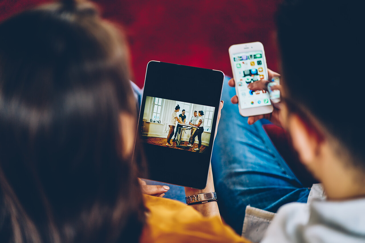 年轻女子在现代触摸板上购物