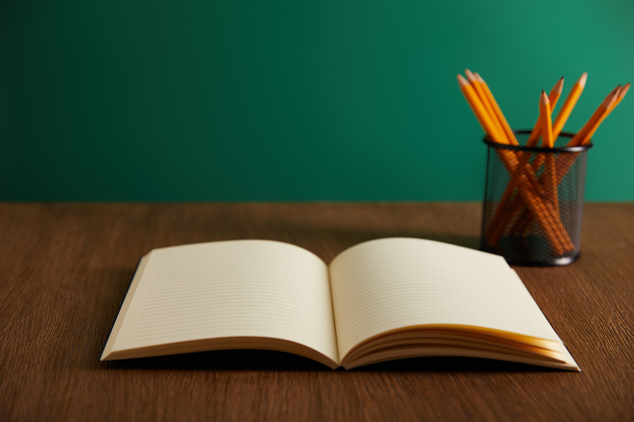 在木桌上打开书本和铅笔读书分相会阅读世界读书日