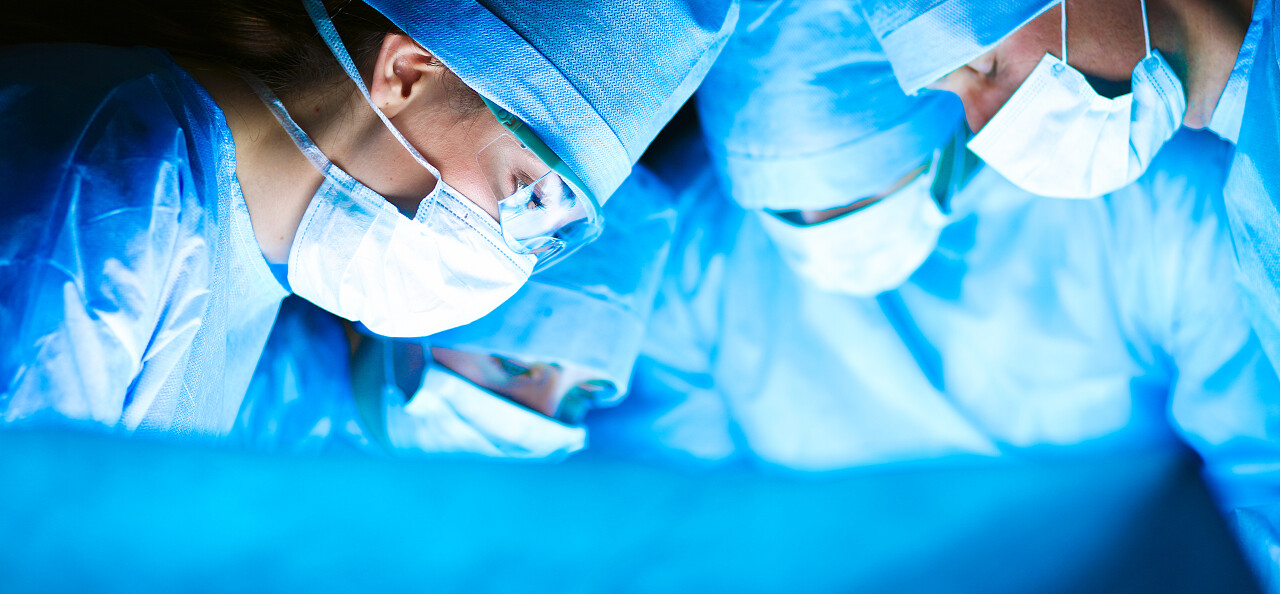 手术室里的年轻外科医生外科医生手术