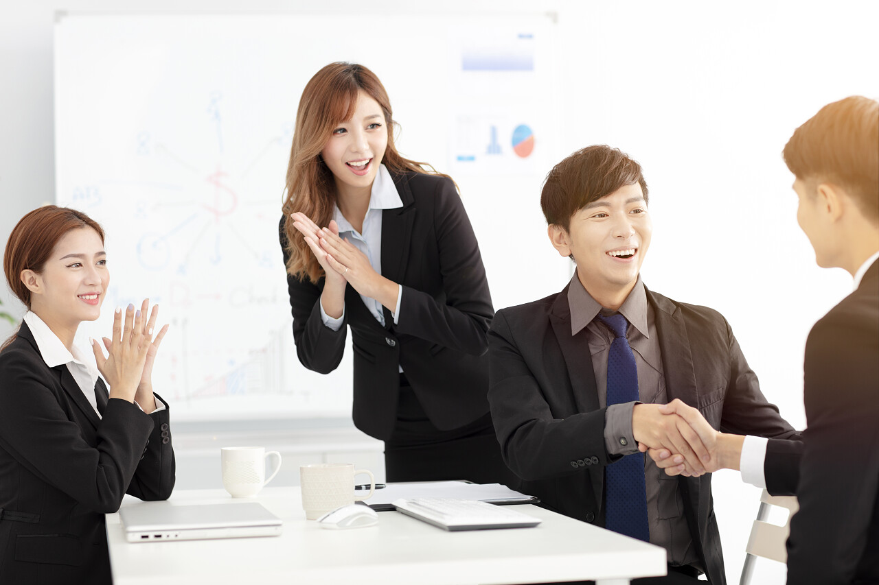 商人在办公室开会时握手签约成功合作合作合作平台商务人士合作握手