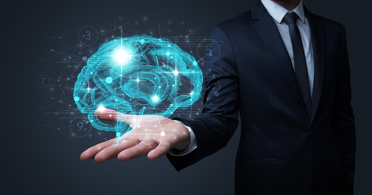 生意人在他的手拿着人的脑子与后勤学符号思维提高记忆力