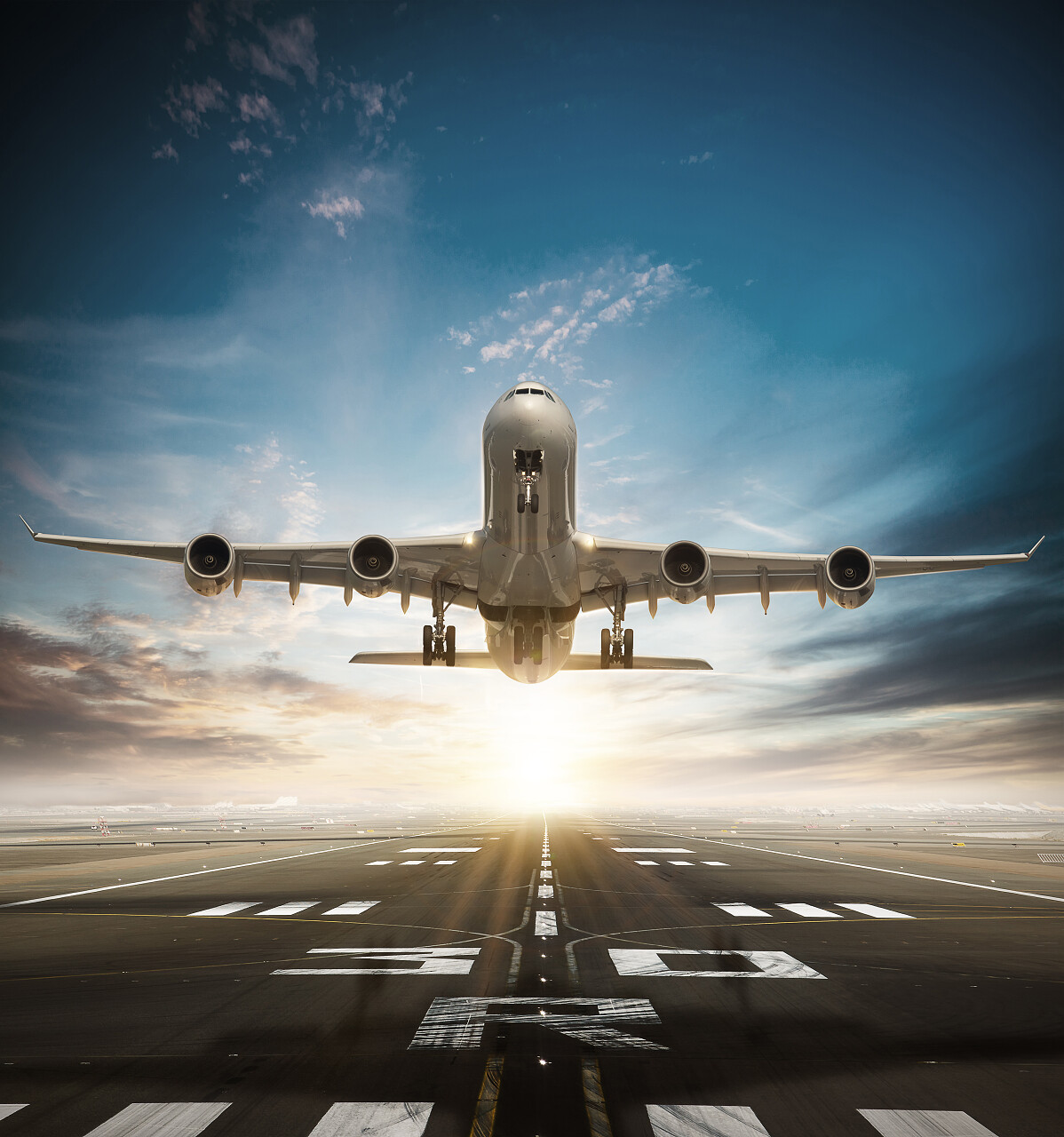 巨大的两层商用喷气飞机起飞跑道。现代最快的运输方式。戏剧性的日落天空背景