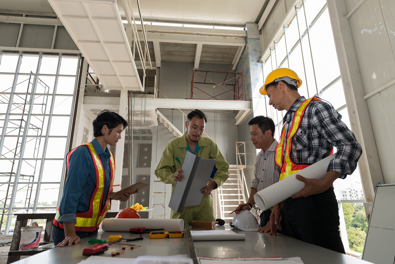 工程师小组亚洲及工人会议在友好的气氛中讨论现场施工