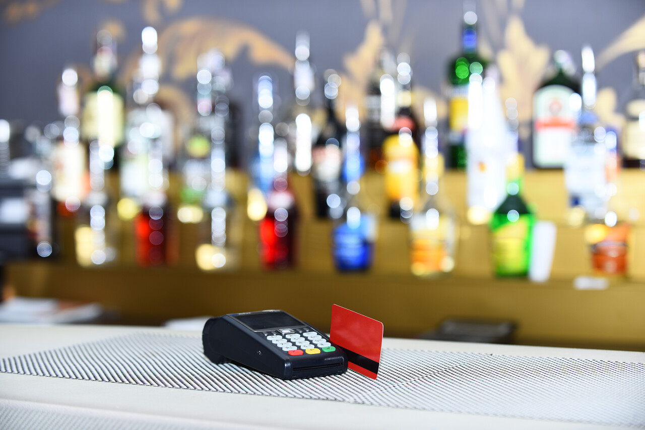 红色银行卡插入在读者弥散背景