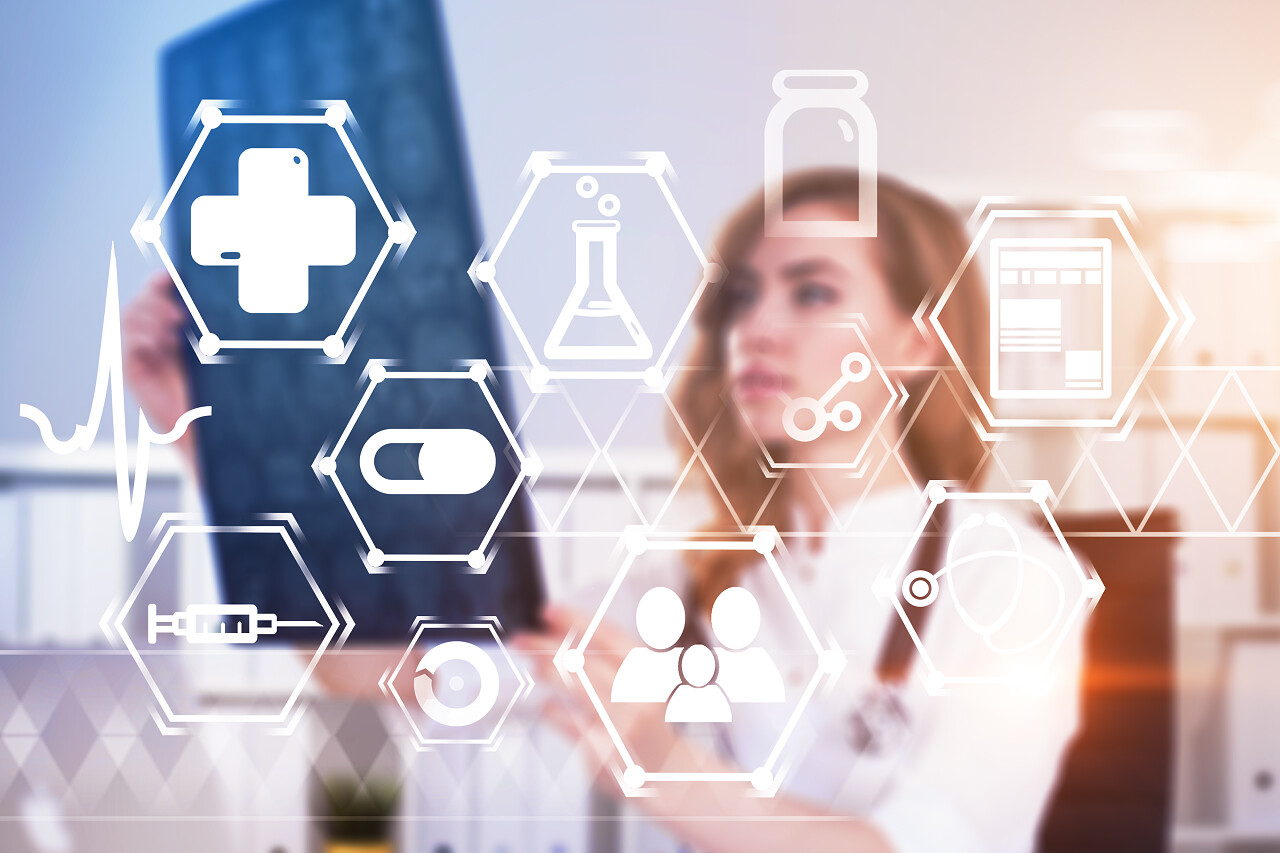 模糊的红头发女医生看x射线在她的办公室