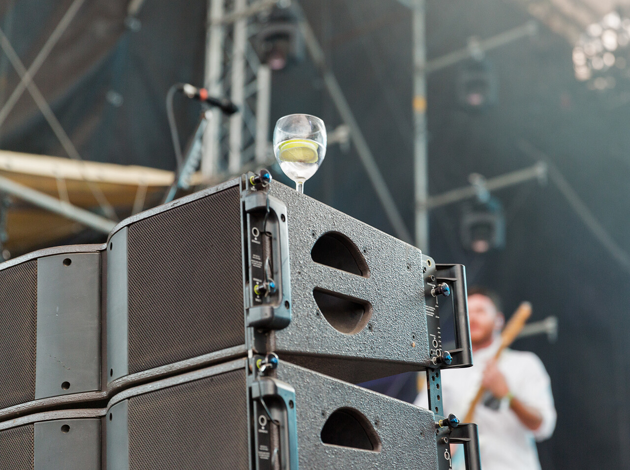 摇滚音乐会直播舞台与放大器和扬声器特写.