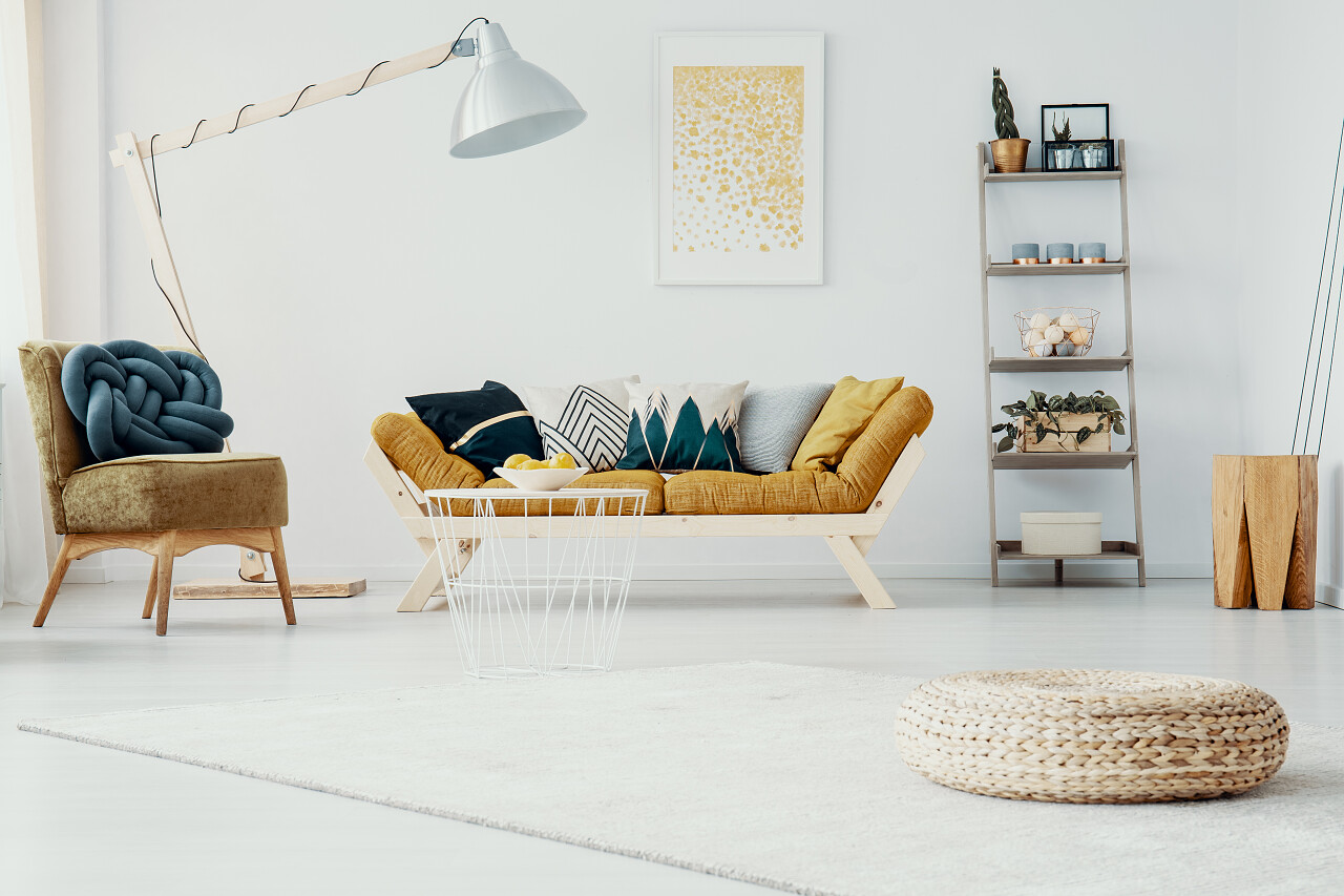 脚凳在白色公寓内部的地毯上椅子和芥末椅之间有灯