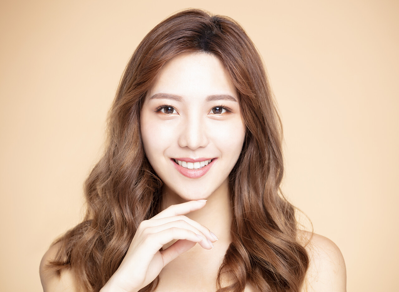 具有天然化妆和清洁肌肤的年轻女子医美鼻子整形