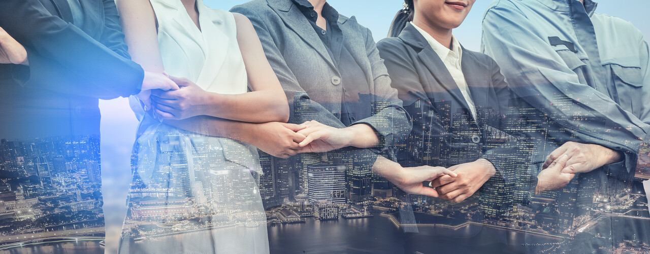 业务人员携手合作展示员工关系团结协作团队加油