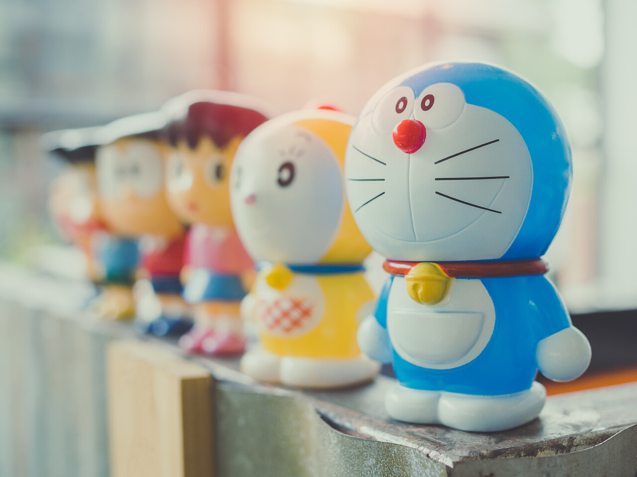 叮当静香大雄图模型在木桌上