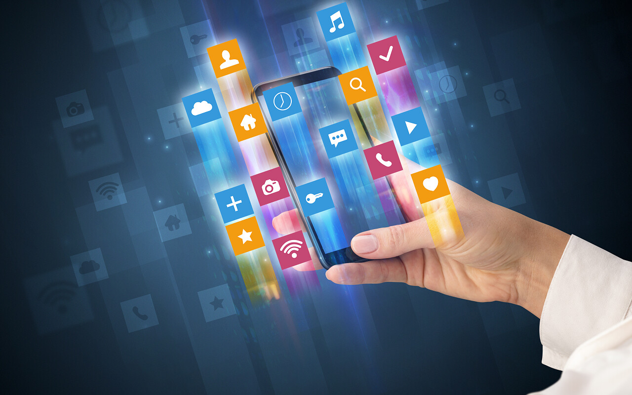 女性手使用智能手机与彩色角快速切换应用程序图标