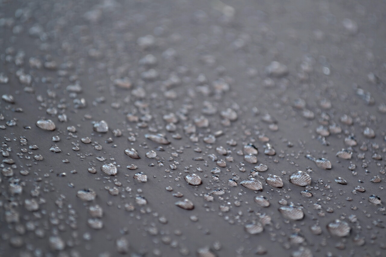 水滴在灰色的防水纺织品
