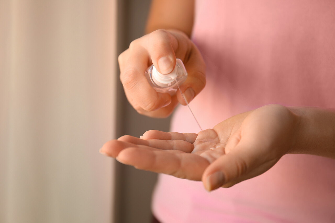 使用抗菌手部消毒液的妇女世界卫生日