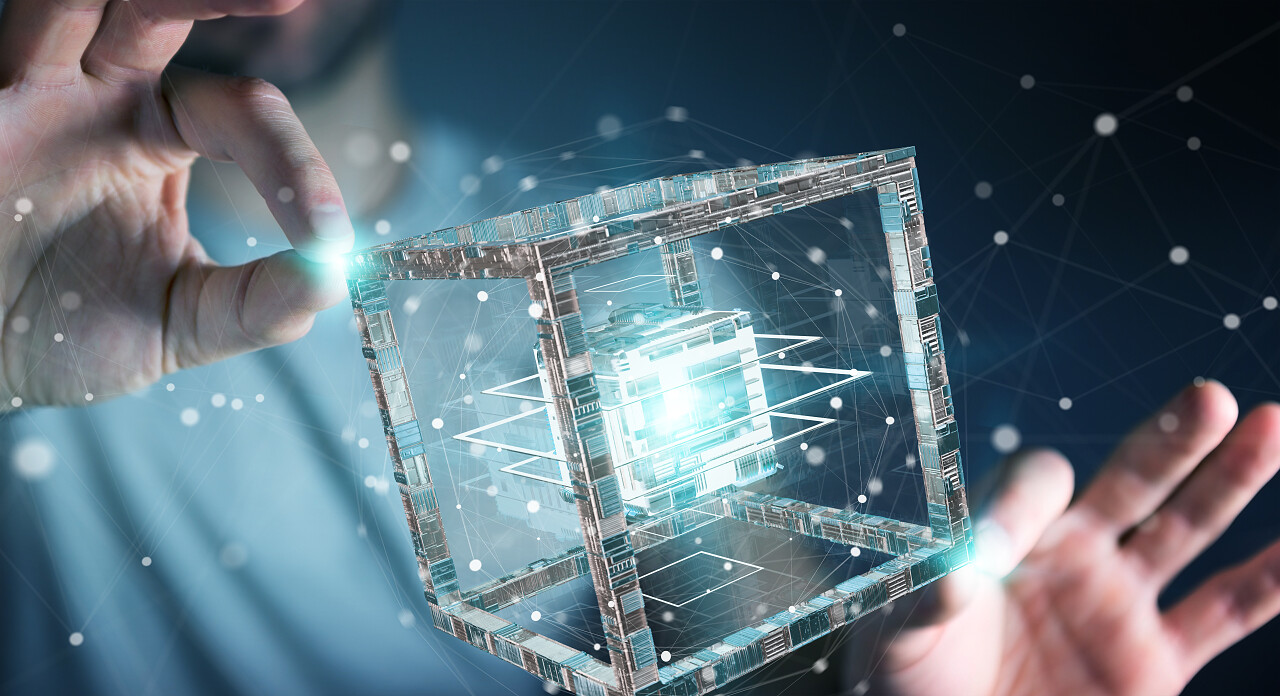 商人在模糊的背景下使用未来立方体