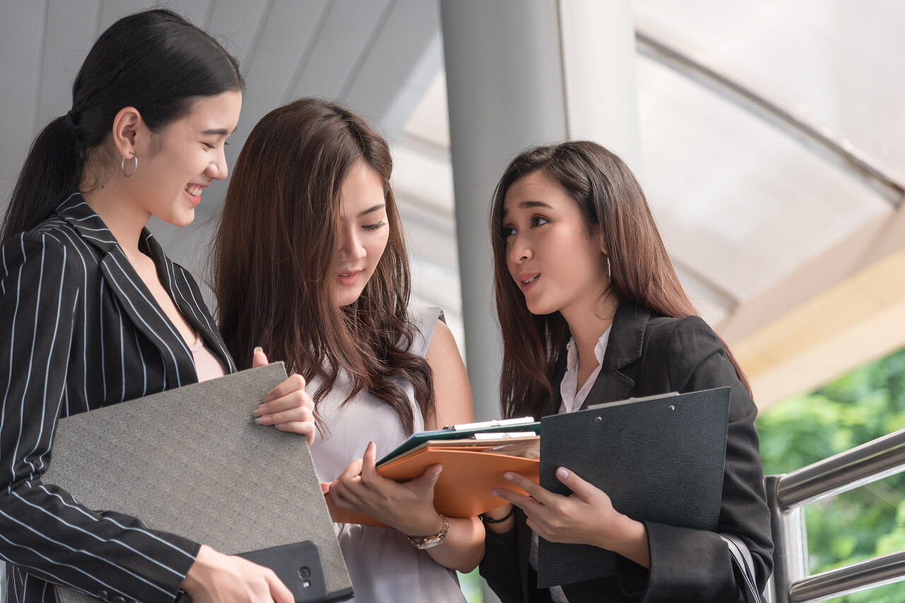 女商人讨论每月报告会议享规划工作经验团队交流沟通会议