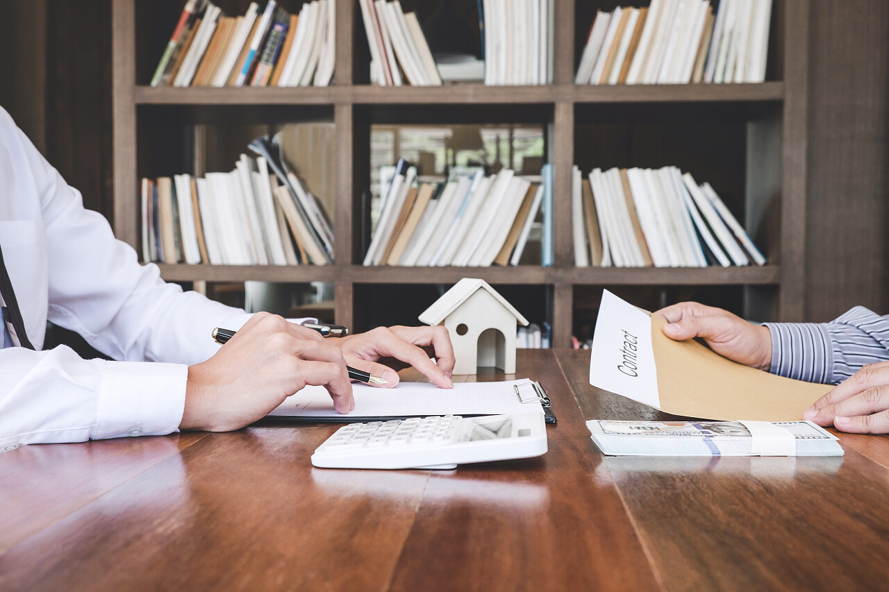 商务签约买卖房人签家庭贷款保单保险代理人住房投资贷款房地产概念分析合作