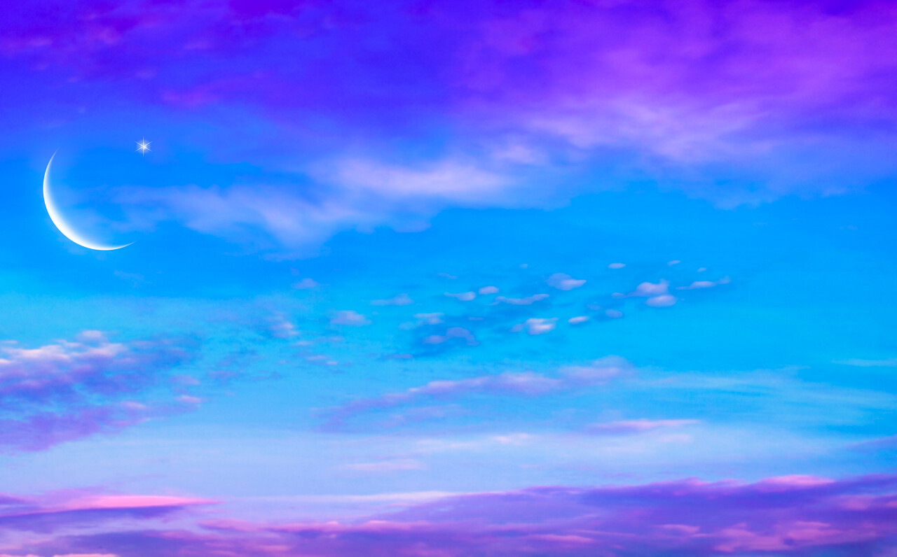 夜幕降临月亮和星星都出来了