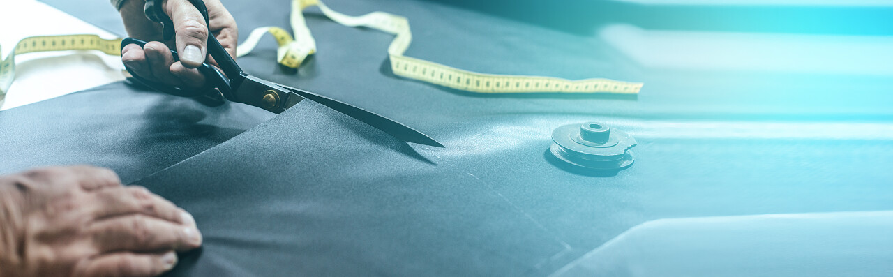 一个裁缝正在裁剪