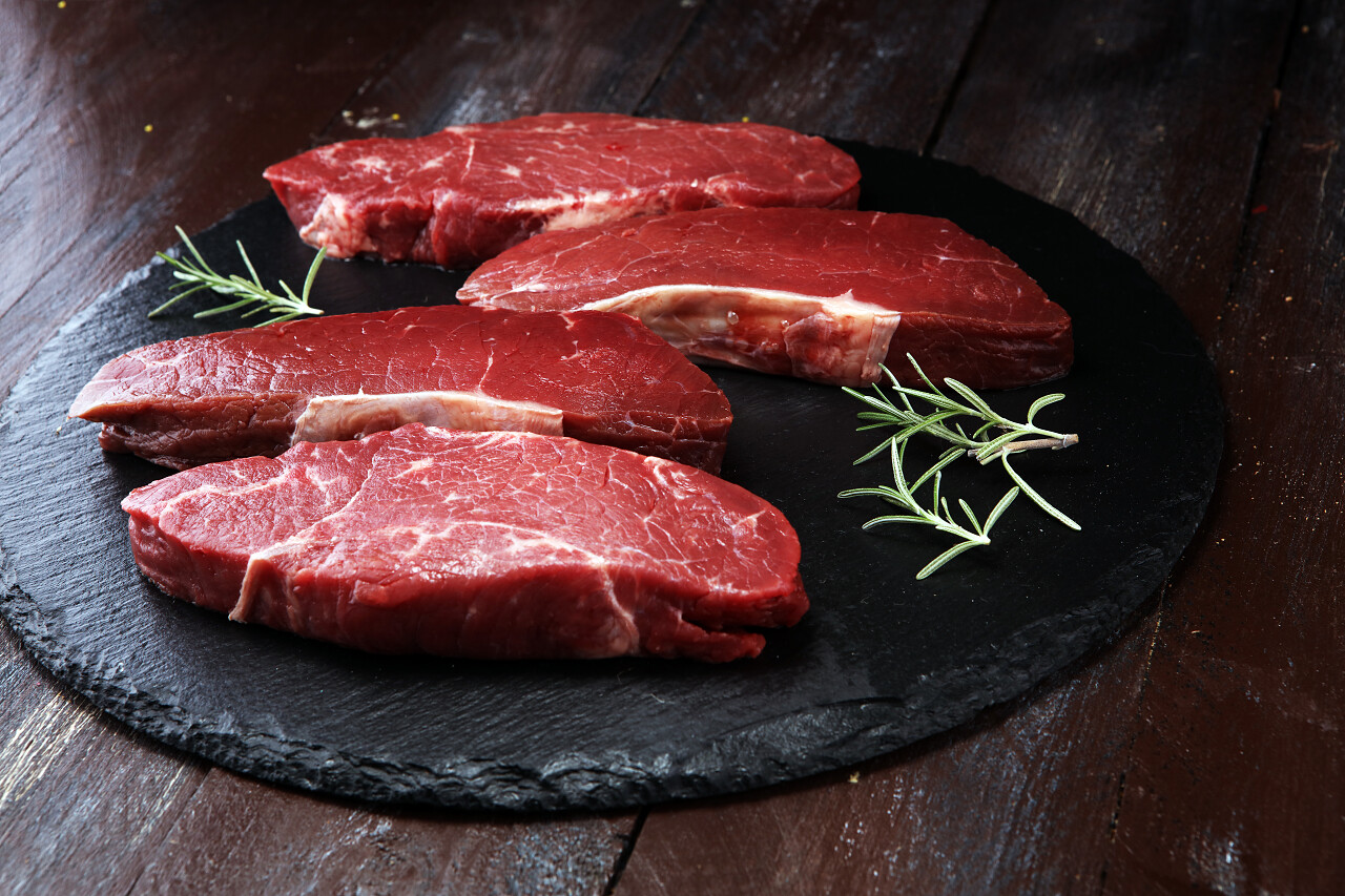 黑色石板上的新鲜牛肉
