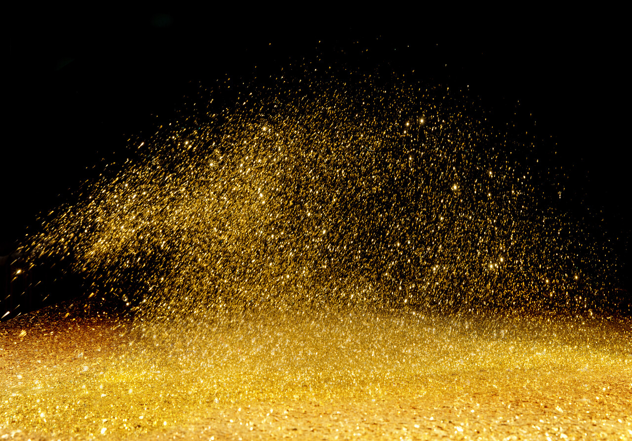 黑色背景下的金色粉末