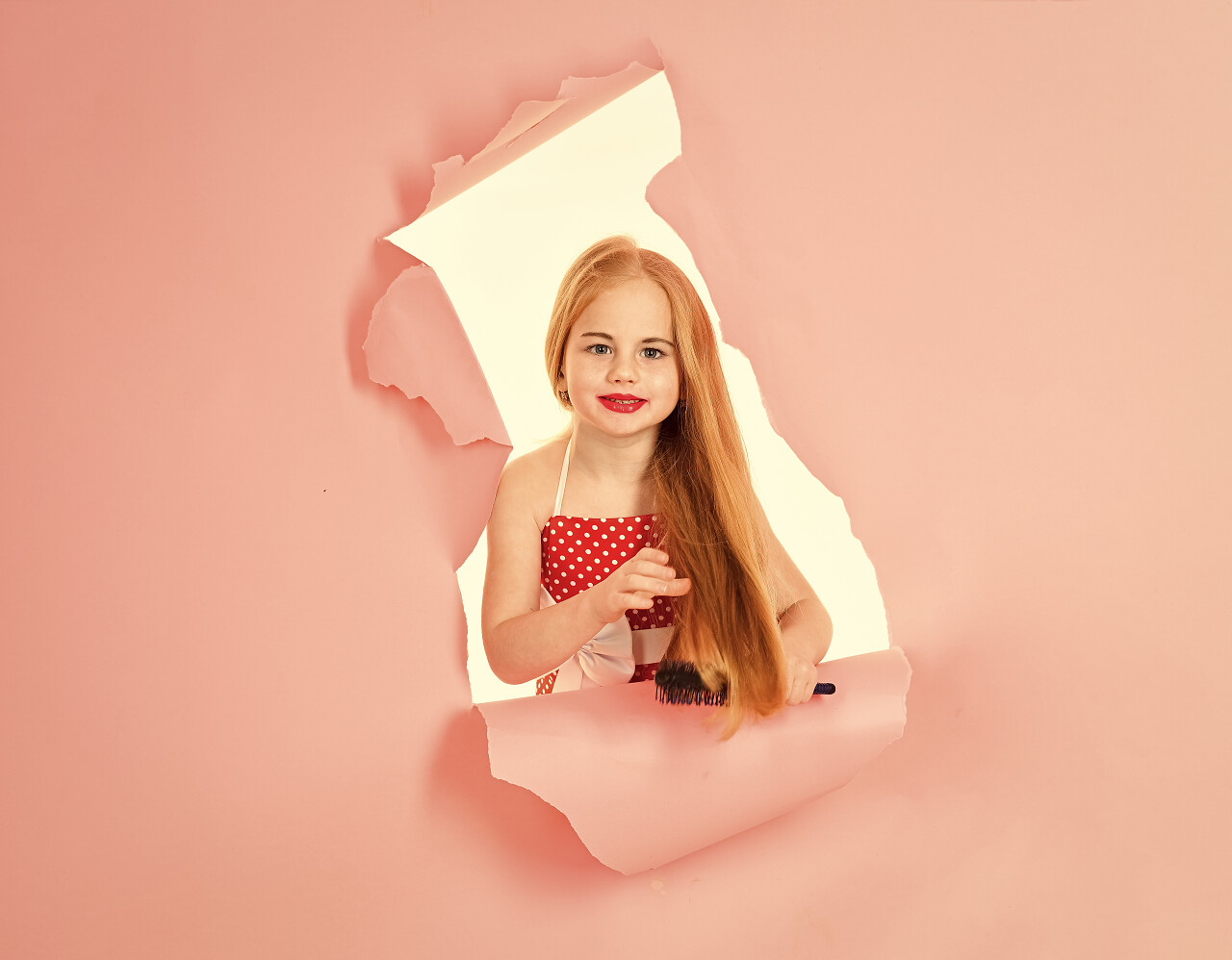 穿破粉色背景墙的小女孩