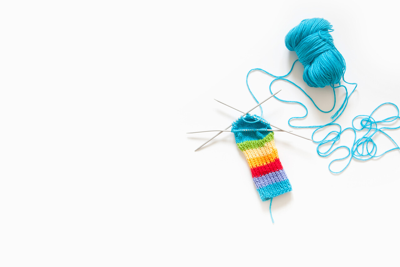 白色背景上的彩色毛线袜