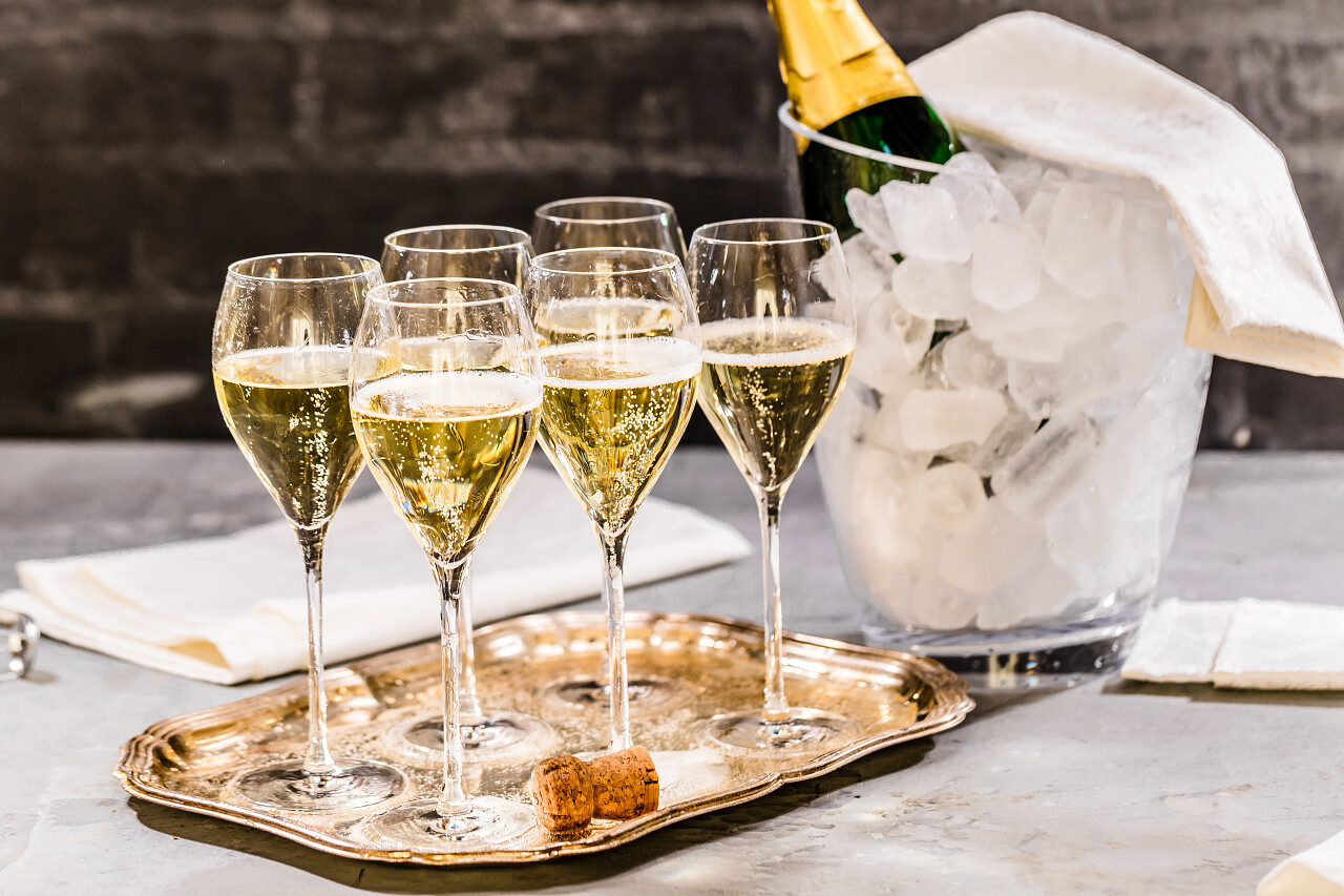 六杯香槟酒