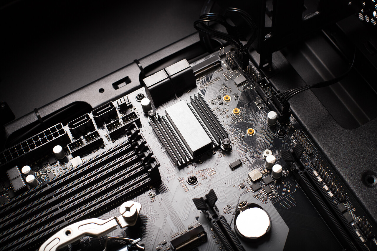 现代科技台式机主板黑色单元关闭和顶部视图