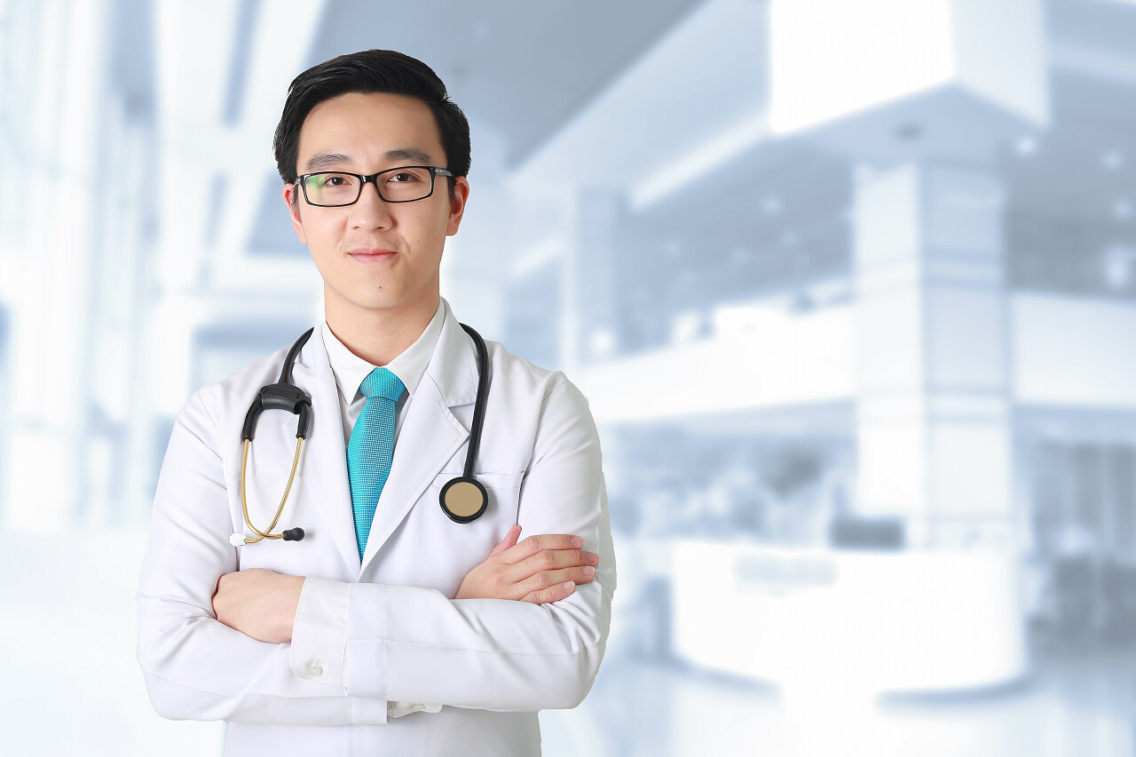 医生摆臂交叉医务人员在模糊的背景下工作