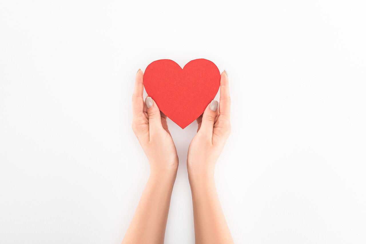 部分观点妇女拿着红色心脏标志查出在白色
