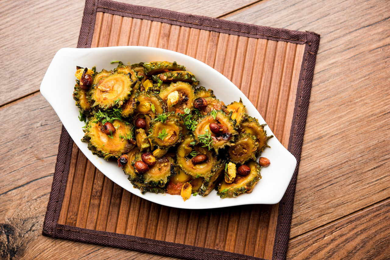 煮熟的苦瓜或卡雷拉萨布齐在碗里食用