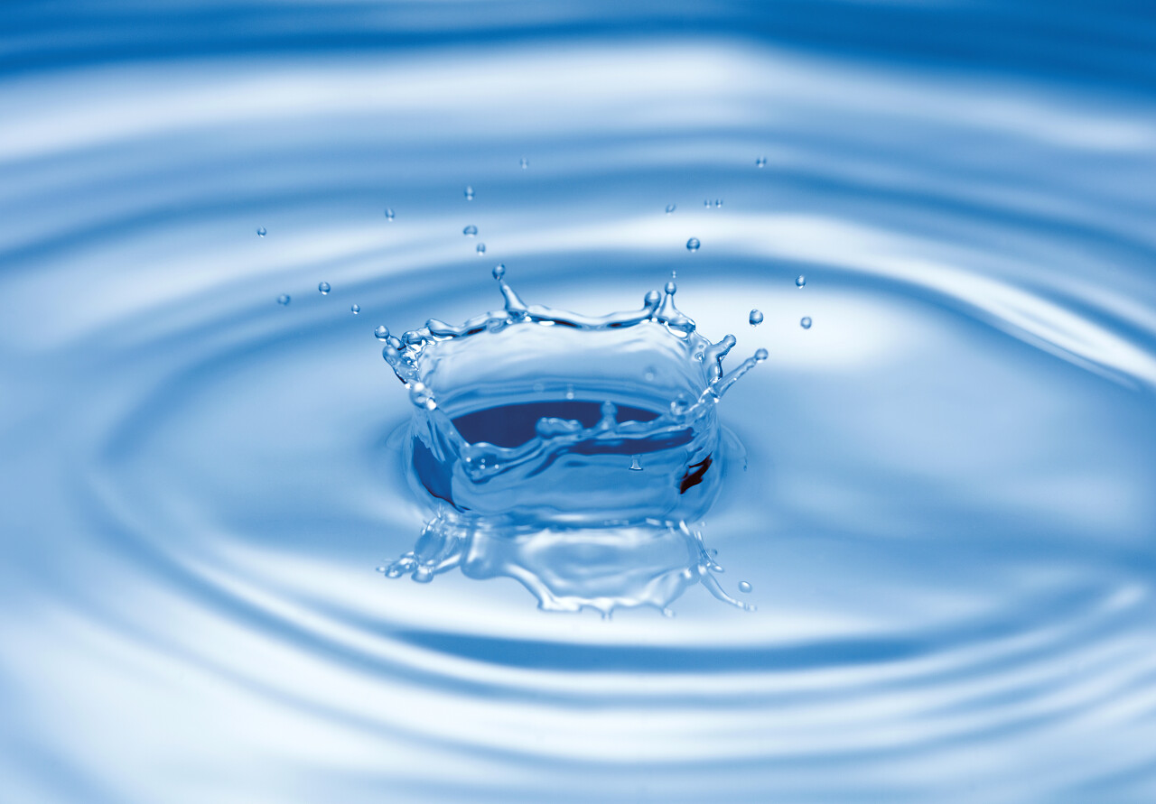 蓝色水面上的水滴飞溅