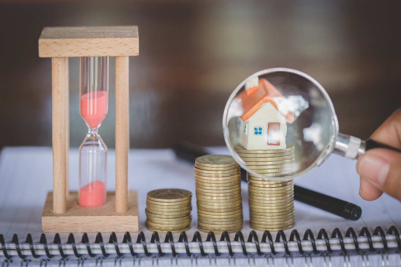 堆栈硬币和条形图与增长房地产投资