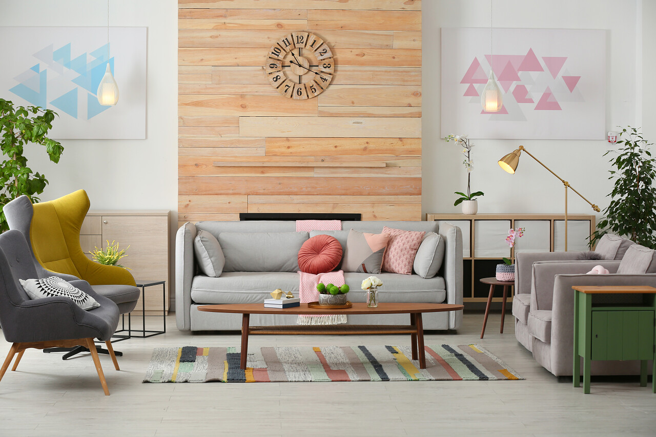 时尚的客厅内部舒适的沙发和装饰元素