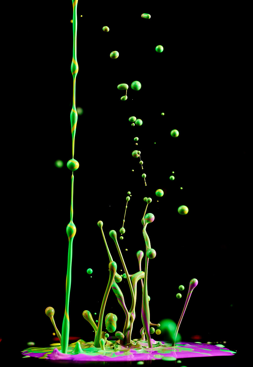 跳舞的彩色油漆抽象雕塑染料黑色底色上喷出的墨水