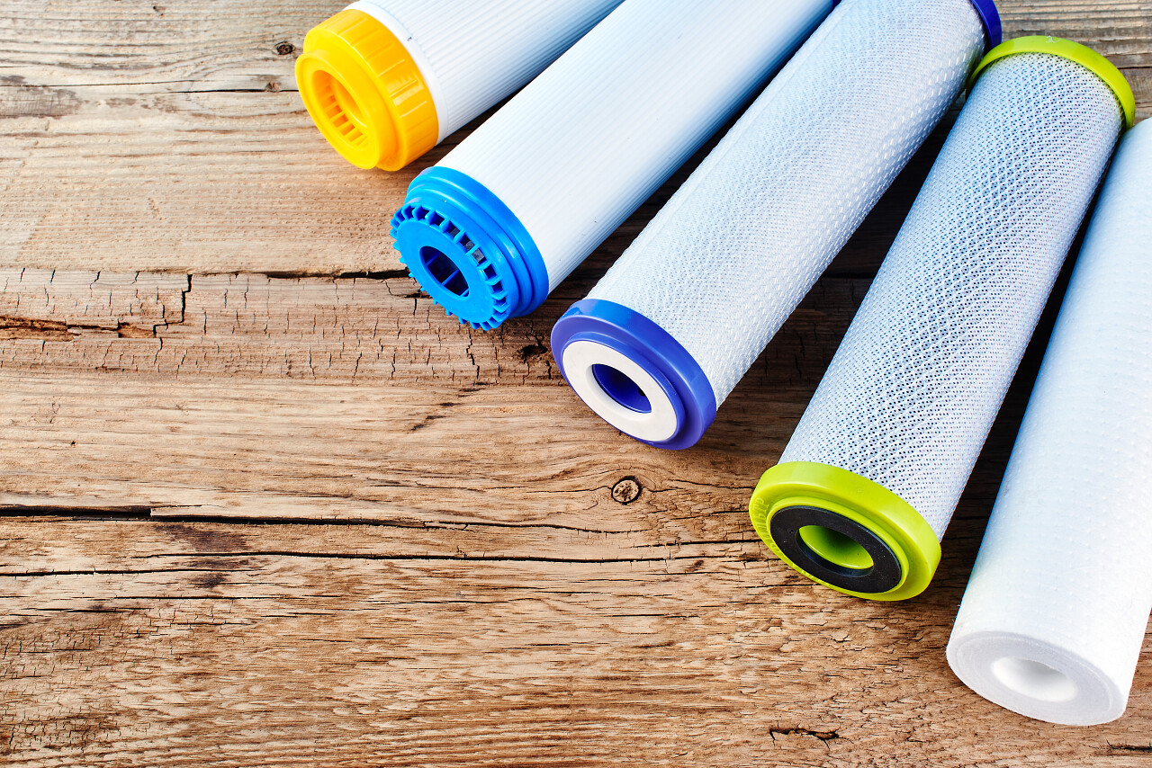 木制背景上的碳盒家用过滤系统.