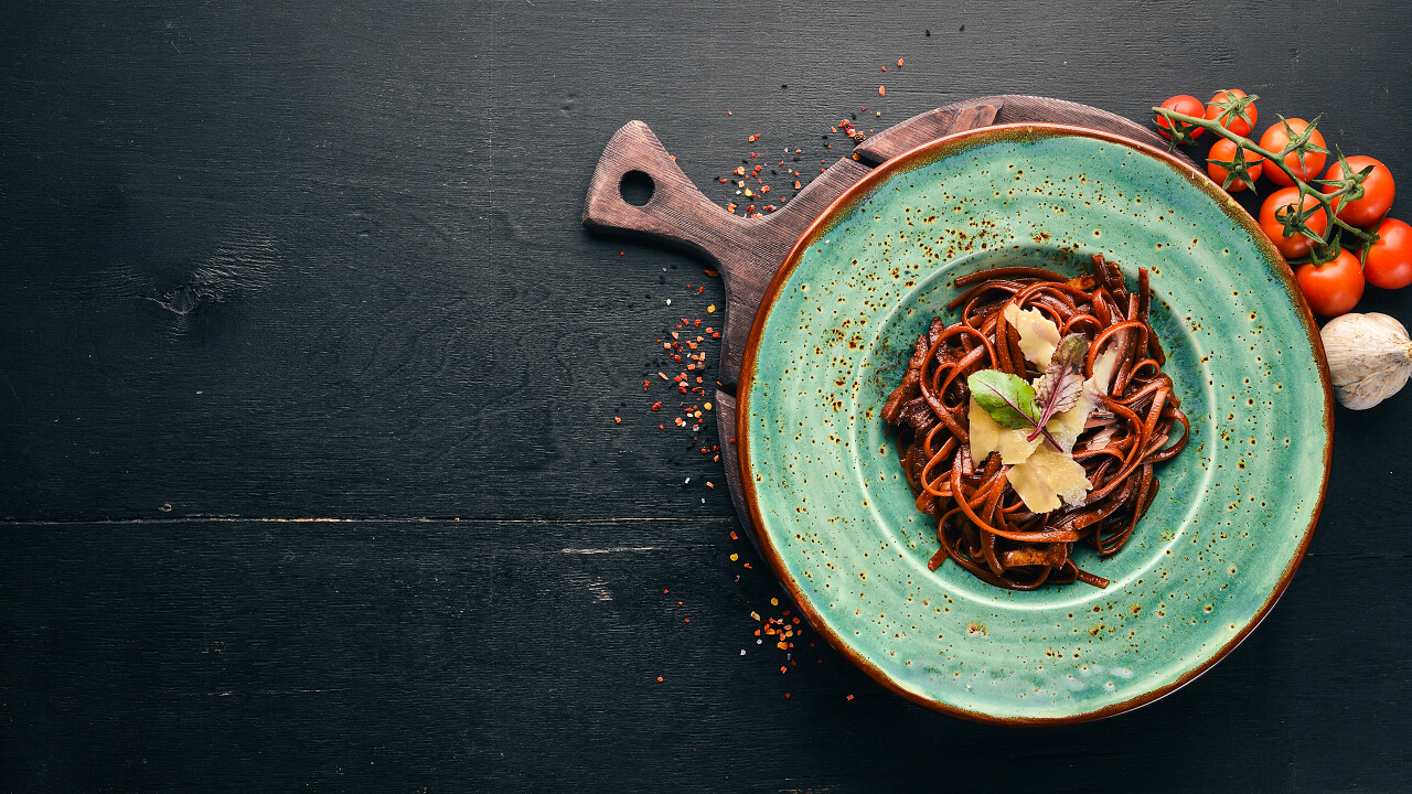 黑意大利面配帕尔马干酪西餐背景