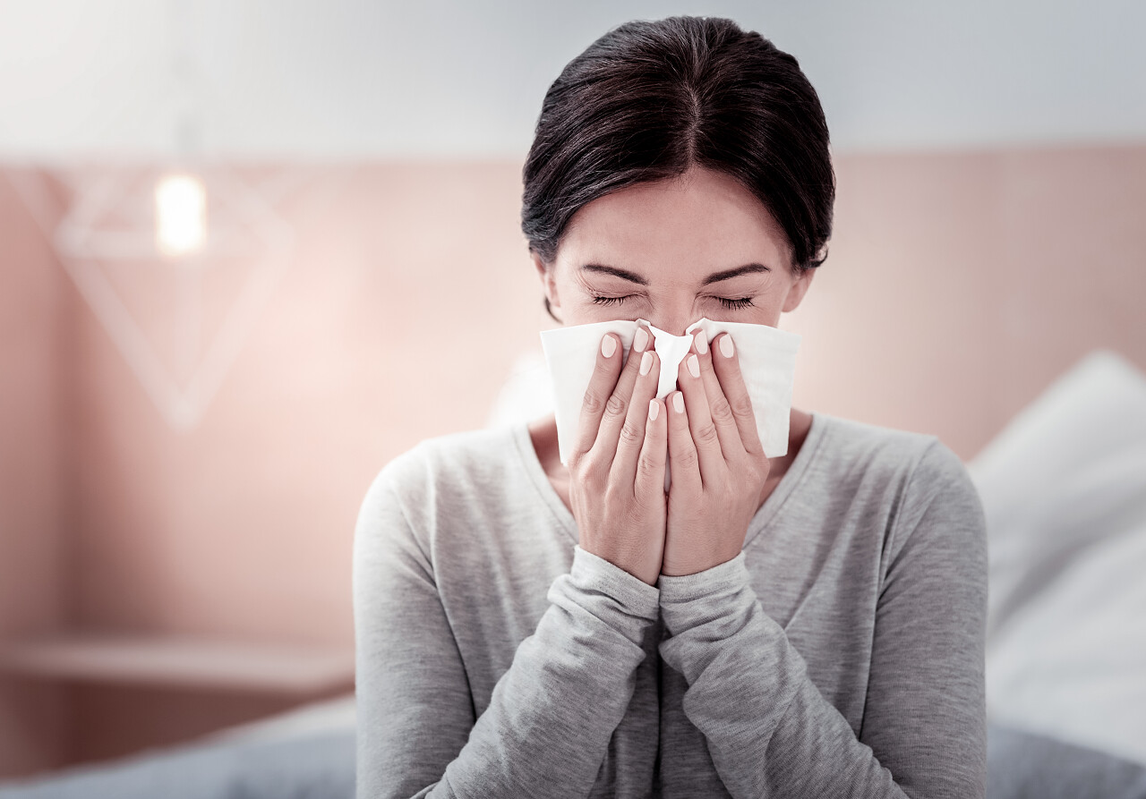 疾病用手帕把年轻女子关起来一边吹鼻子一边闭上眼睛